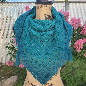 💖 New Handmade Crochet Light weighted  Baktus / Shawl / Triangular Scarf